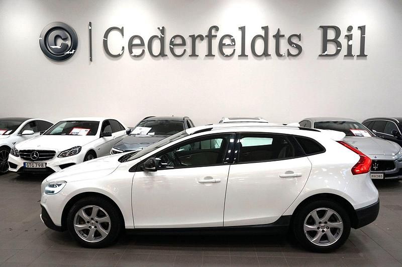 Vit Begagnad 2019 Volvo V40 CC Momentum Kombi | 139 900 kr (Marknadspris) - Bild 1/3