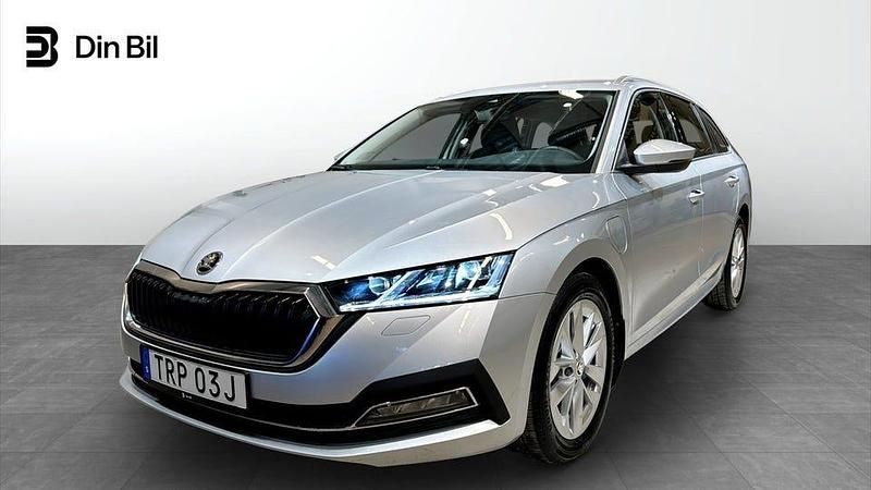 Brilliant silver metallic Begagnad 2024 Skoda Octavia Style Kombi | 314 900 kr (Bra pris) - Bild 1/4