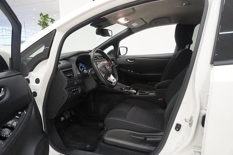 Begagnad Nissan Leaf N-Connecta 110 kW (150 HK) 2023 Pearl white Halvkombi