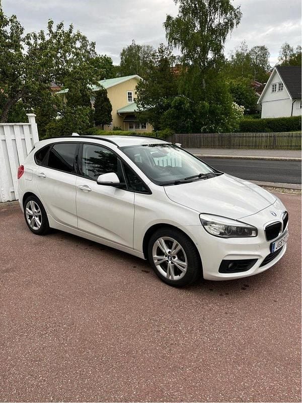 Vit Begagnad 2015 BMW 218 Active Tourer Advantage Minibuss | 85 000 kr (Bra pris) - Bild 1/4