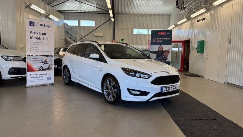 Vit Begagnad 2018 Ford Focus ST-Line Kombi | 114 900 kr (Superpris) - Bild 1/4