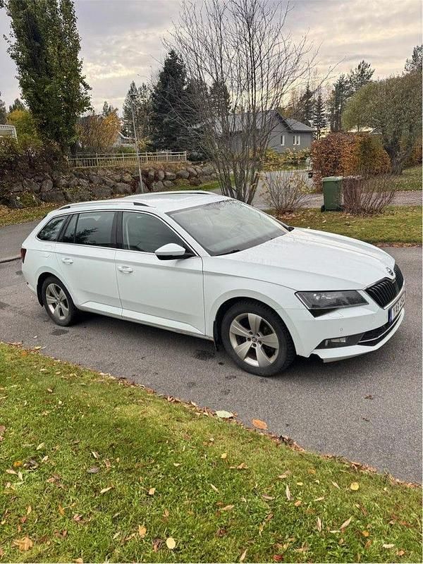 Begagnad Skoda Superb Style 150 HK (110 kW) 2016 Vit Kombi