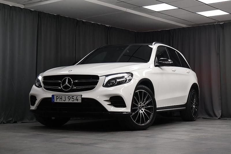 Vit Begagnad 2017 Mercedes GLC220 AMG SUV | 309 000 kr (Marknadspris) - Bild 1/4