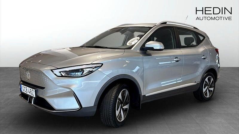 Grå (silver) Begagnad 2022 MG ZS Comfort Sedan | 239 900 kr (Superpris) - Bild 1/4