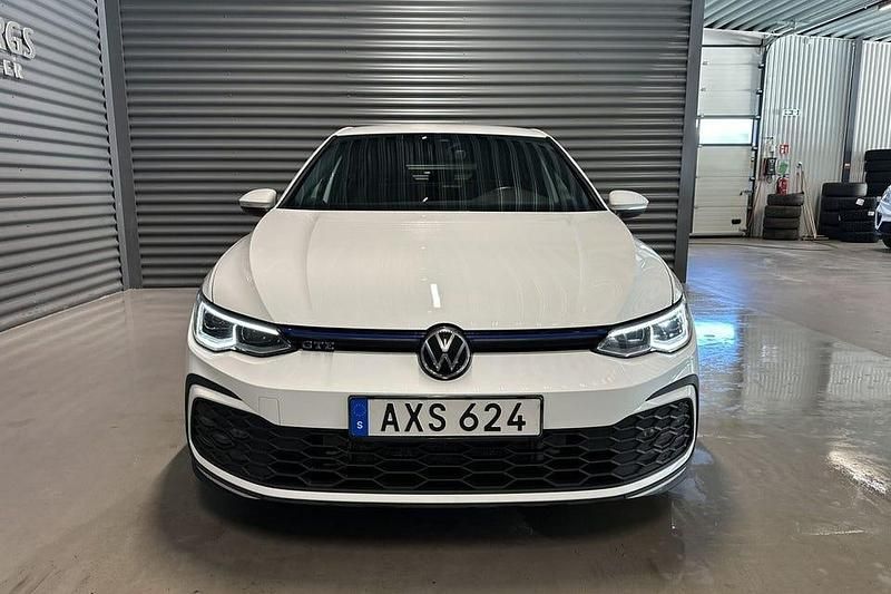 Begagnad VW Golf VIII GTE 245 HK (180 kW) 2020 Vit Halvkombi