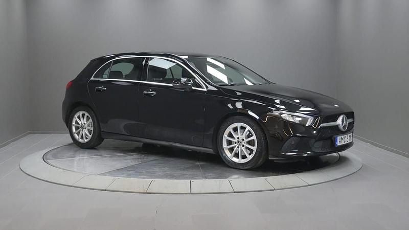 Svart Begagnad 2019 Mercedes A200 Halvkombi | 235 000 kr (Bra pris) - Bild 1/4