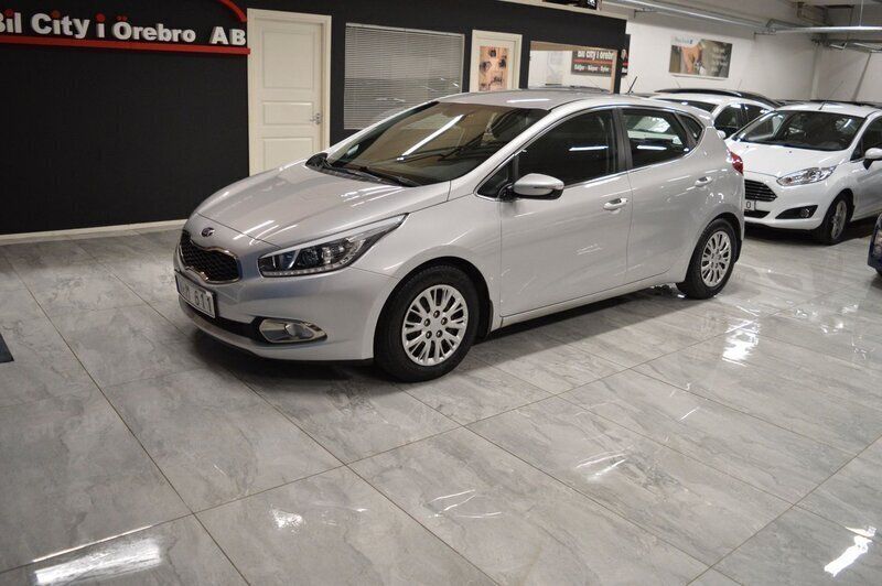 Grå Begagnad 2013 Kia Ceed 3 Halvkombi | 89 900 kr (Lite dyr) - Bild 1/4