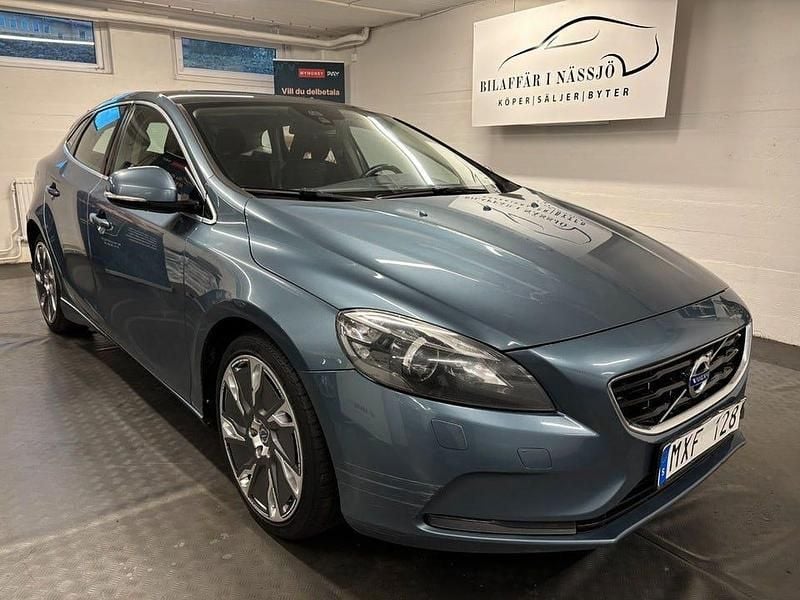 Blå Begagnad 2012 Volvo V40 Momentum Kombi | 89 900 kr (Marknadspris) - Bild 1/4