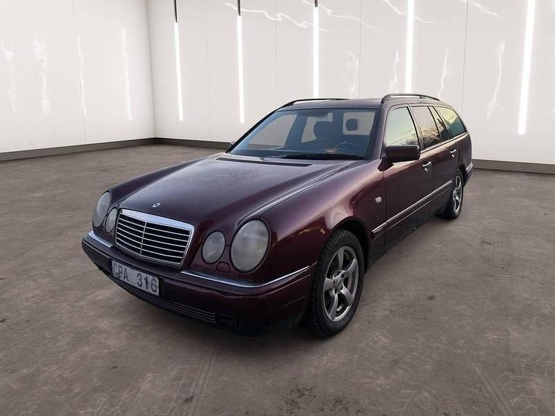 Röd Begagnad 1998 Mercedes E320 Avantgarde Kombi | 34 900 kr - Bild 1/4