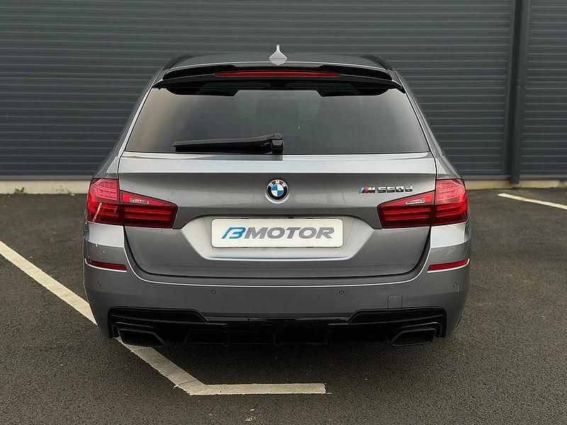 Begagnad BMW M550 M Sport 381 HK (280 kW) 2016 Grå Sedan