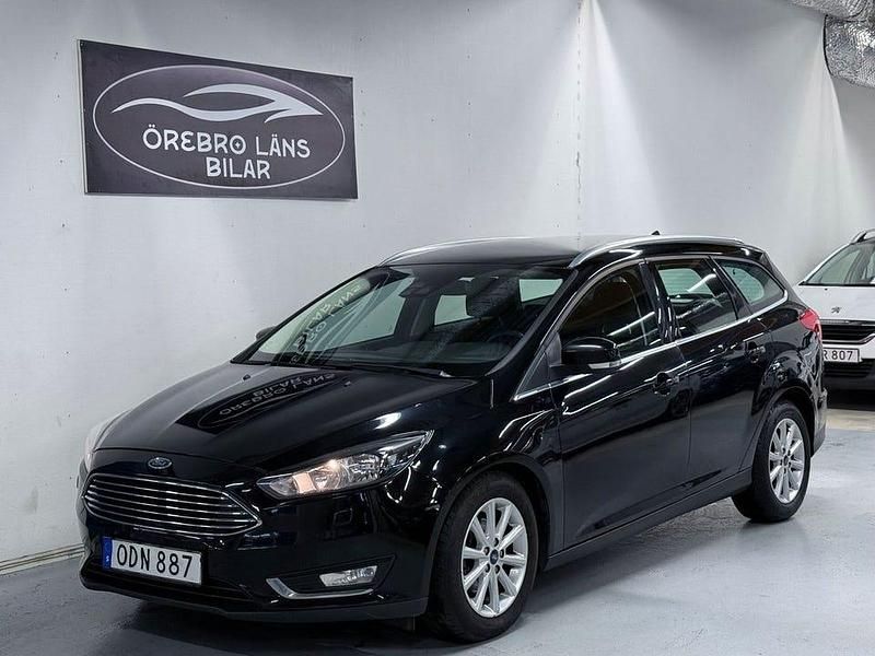 Svart Begagnad 2016 Ford Focus Titanium Kombi | 74 900 kr (Marknadspris) - Bild 1/4