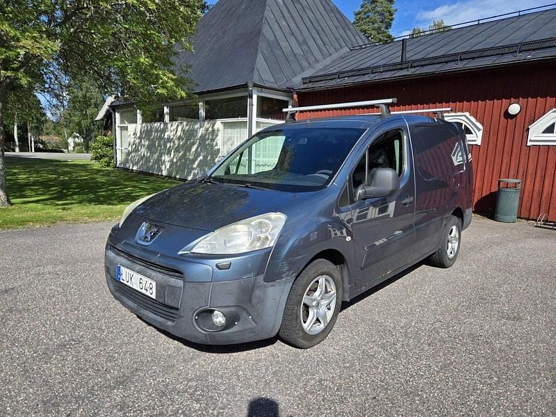 Grå Begagnad 2011 Peugeot Partner Minibuss | 18 000 kr (Superpris) - Bild 1/4