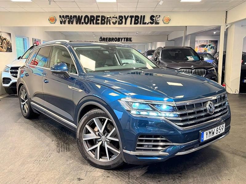 Röd Begagnad 2018 VW Touareg SUV | 399 800 kr (Marknadspris) - Bild 1/4