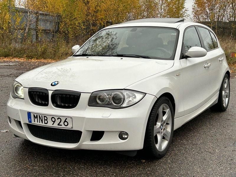 Vit Begagnad 2008 BMW 120 M Sport Halvkombi | 84 999 kr (Marknadspris) - Bild 1/4