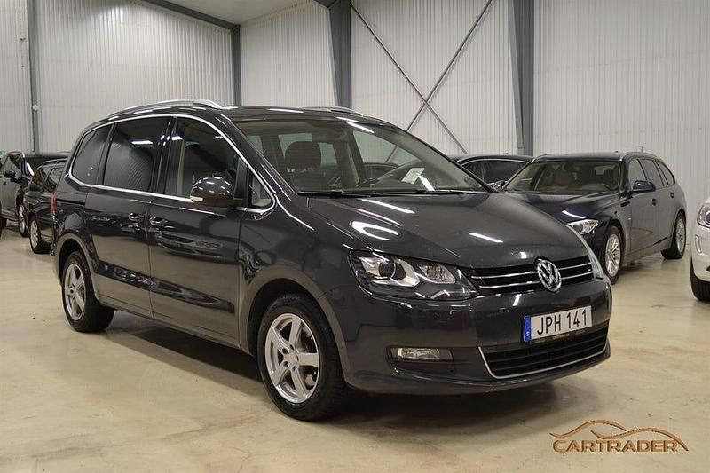 Grå Begagnad 2015 VW Sharan Minibuss | 159 900 kr (Bra pris) - Bild 1/4