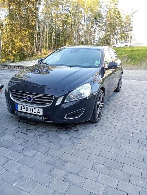 Svart Begagnad 2012 Volvo V60 Kombi | 90 000 kr (Bra pris) - Bild 1/4
