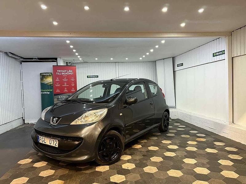 Grå Begagnad 2007 Peugeot 107 S Halvkombi | 26 999 kr (Marknadspris) - Bild 1/4