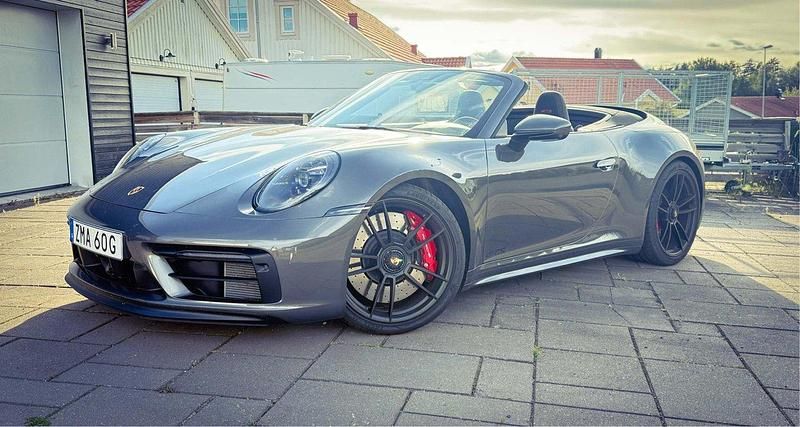 Begagnad 2023 Porsche 911 Carrera 4 GTS Cab | 1 829 000 kr (Marknadspris) - Bild 1/4