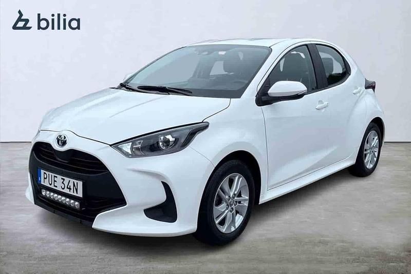 Vit Begagnad 2023 Toyota Yaris Hybrid Halvkombi | 219 900 kr (Marknadspris) - Bild 1/1