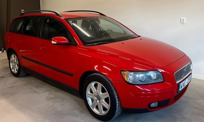 Röd Begagnad 2005 Volvo V50 Kinetic Kombi | 34 900 kr (Marknadspris) - Bild 1/4