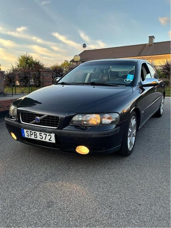 Grå Begagnad 2001 Volvo S60 Sedan | 18 000 kr (Dyr) - Bild 1/4