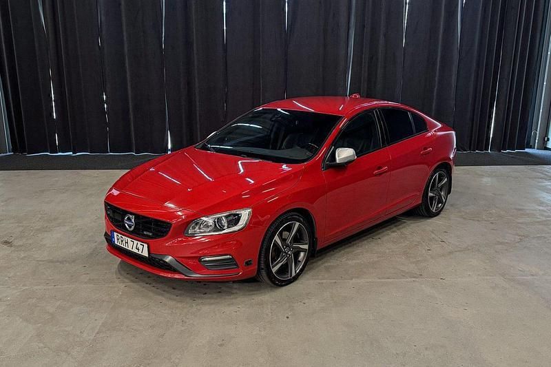 Röd Begagnad 2014 Volvo S60 R-Design Sedan | 209 900 kr (Lite dyr) - Bild 1/4