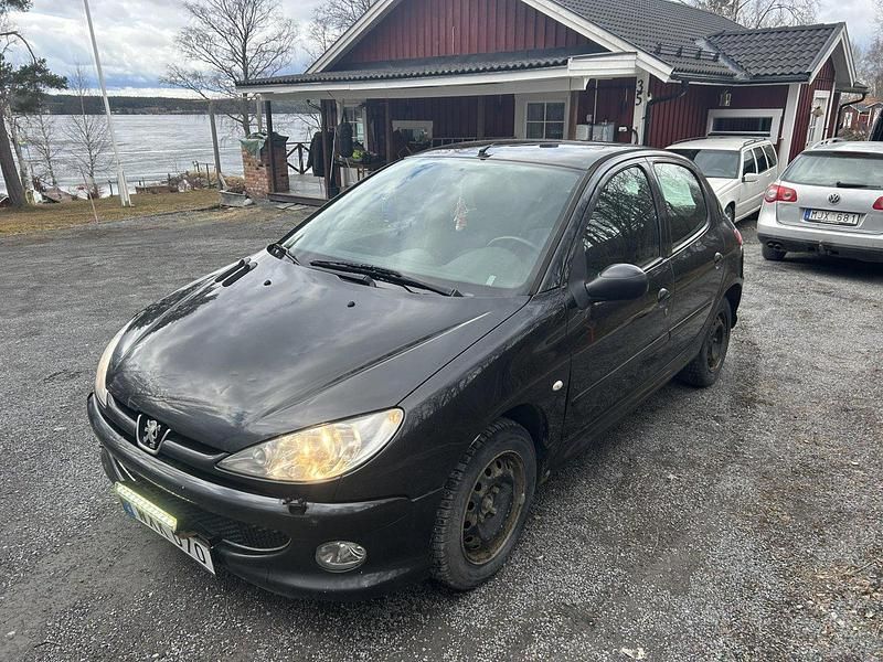 Svart Begagnad 2005 Peugeot 206 Halvkombi | 12 000 kr (Marknadspris) - Bild 1/1
