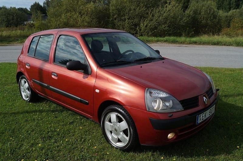 Röd Begagnad 2006 Renault Clio II Authentique Halvkombi | 13 900 kr (Superpris) - Bild 1/4