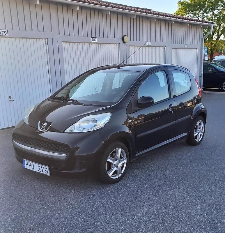 Svart Begagnad 2010 Peugeot 107 Halvkombi | 26 000 kr (Marknadspris) - Bild 1/4