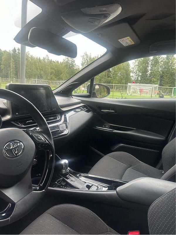 Röd Begagnad 2018 Toyota C-HR Edition SUV | 240 000 kr (Marknadspris) - Bild 1/4