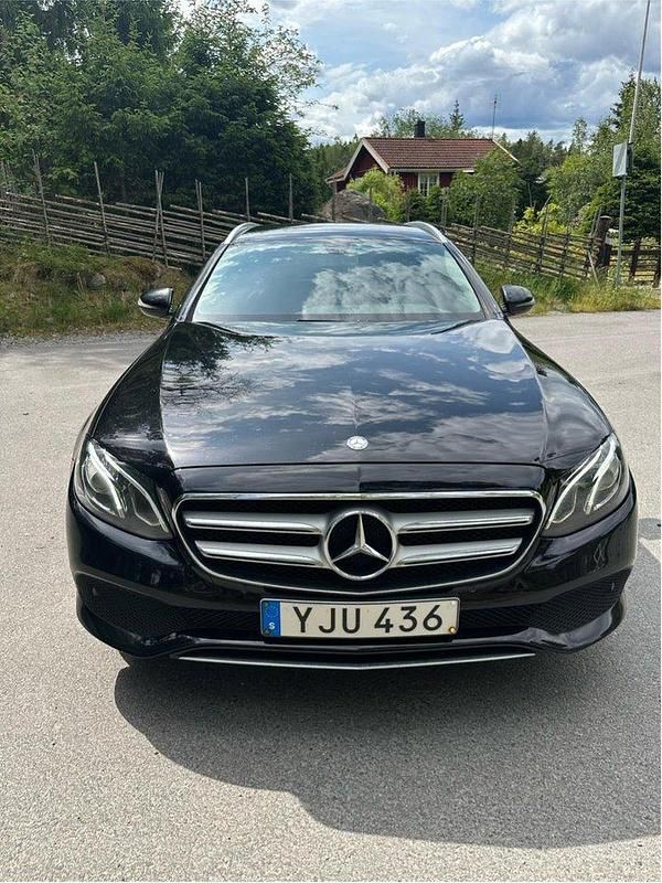 Svart Begagnad 2017 Mercedes E220 Avantgarde Kombi | 135 000 kr - Bild 1/4