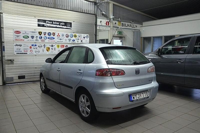 Begagnad Seat Ibiza 75 HK (55 kW) 2005 Silver Halvkombi