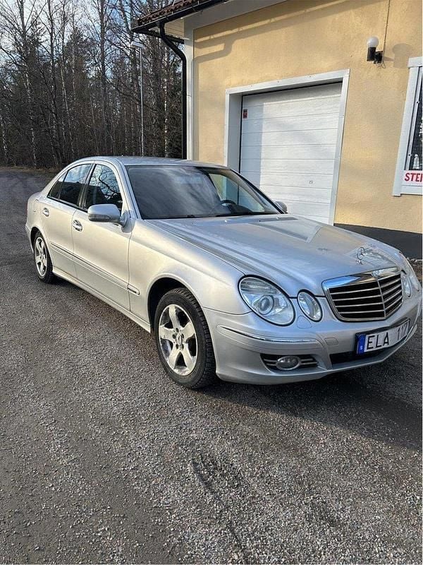 Silver Begagnad 2008 Mercedes E220 Avantgarde Sedan | 36 000 kr (Superpris) - Bild 1/4
