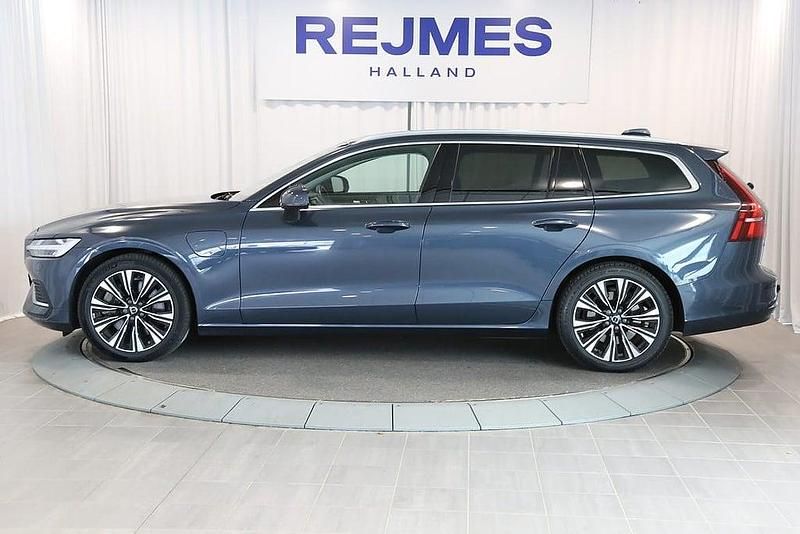 Begagnad Volvo V60 Core 253 HK (186 kW) 2022 Mörkblå Kombi