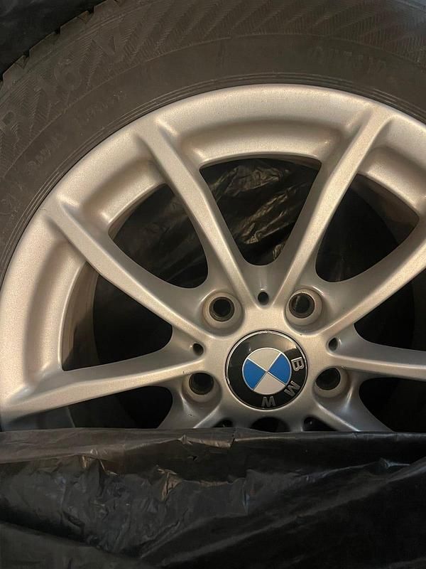 Pärlemorvit Begagnad 2016 BMW 118 Halvkombi | 139 000 kr (Marknadspris) - Bild 1/2