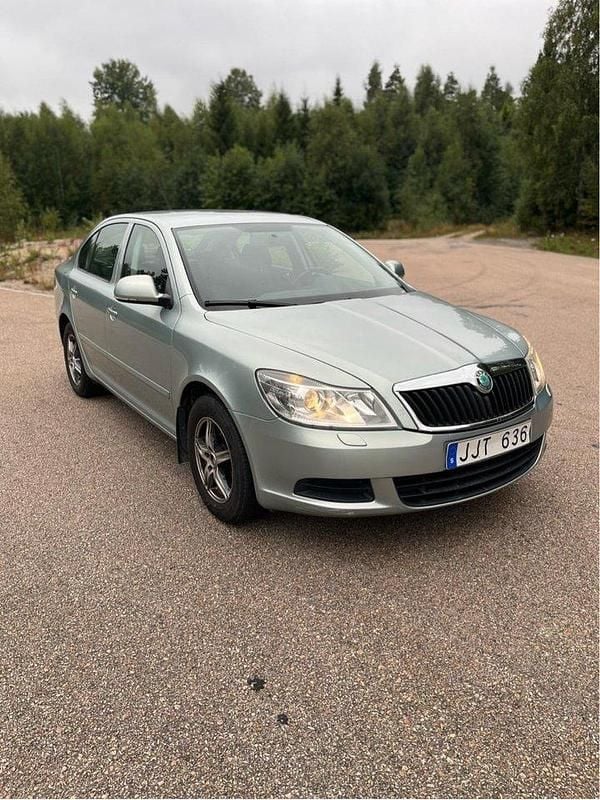 Grön Begagnad 2011 Skoda Octavia Ambiente Halvkombi | 38 000 kr (Superpris) - Bild 1/4