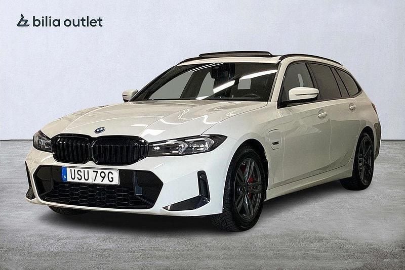 Vit Begagnad 2023 BMW 330e M Sport Kombi | 459 900 kr (Dyr) - Bild 1/3