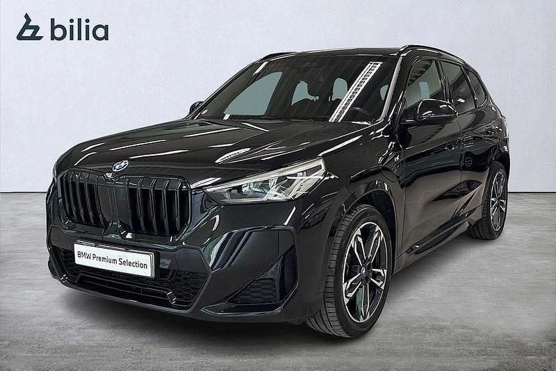 Svart Begagnad 2023 BMW X1 M Sport SUV | 499 900 kr (Marknadspris) - Bild 1/4