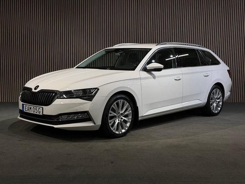 Vit Begagnad 2020 Skoda Superb Kombi | 284 900 kr (Marknadspris) - Bild 1/4