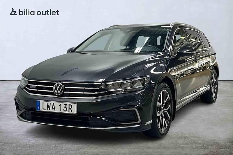 Grå Begagnad 2023 VW Passat GTE Kombi | 339 900 kr - Bild 1/1