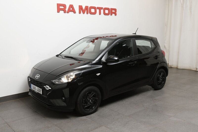 Svart Begagnad 2023 Hyundai i10 Essential Halvkombi | 168 900 kr (Marknadspris) - Bild 1/3
