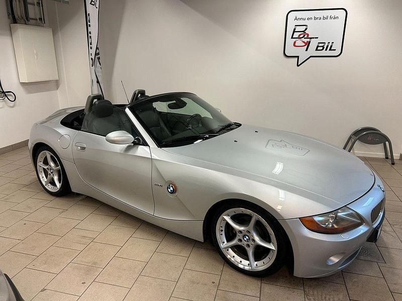 Grå Begagnad 2003 BMW Z4 Cab | 159 900 kr (Lite dyr) - Bild 1/4