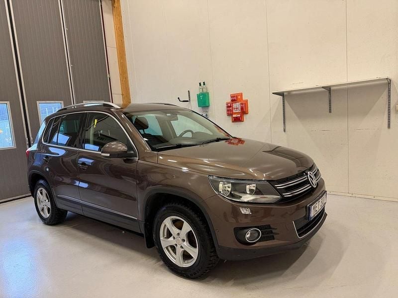 Brun Begagnad 2012 VW Tiguan Sportline SUV | 79 000 kr (Marknadspris) - Bild 1/4