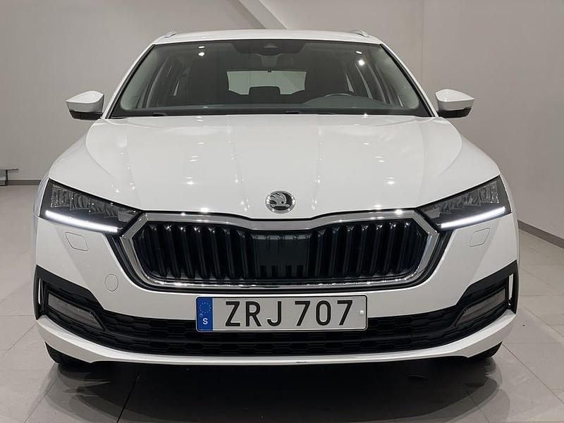 Blå (energy blue) Begagnad 2023 Skoda Octavia Ambition Kombi | 234 900 kr (Bra pris) - Bild 1/3
