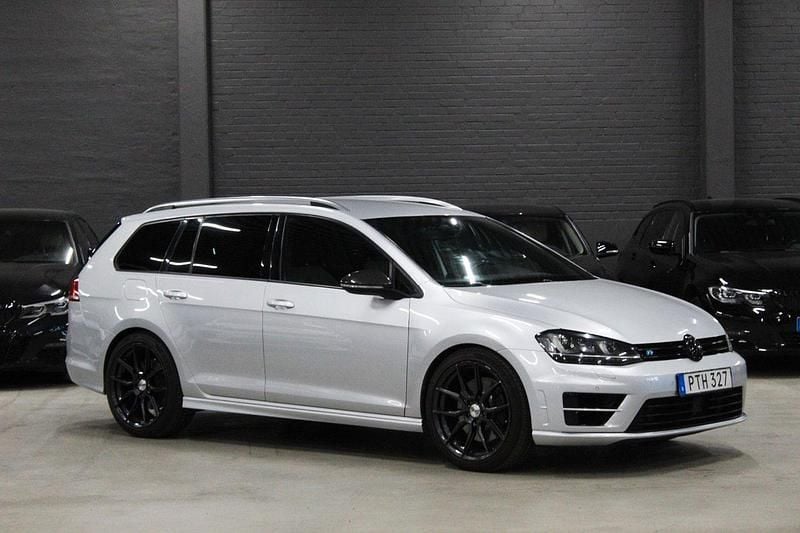 Silver (silver metallic) Begagnad 2016 VW Golf VII R Kombi | 219 900 kr (Marknadspris) - Bild 1/4
