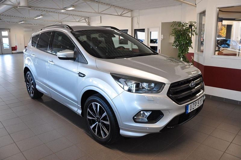 Grå Begagnad 2017 Ford Kuga ST-Line SUV | 163 500 kr (Lite dyr) - Bild 1/4