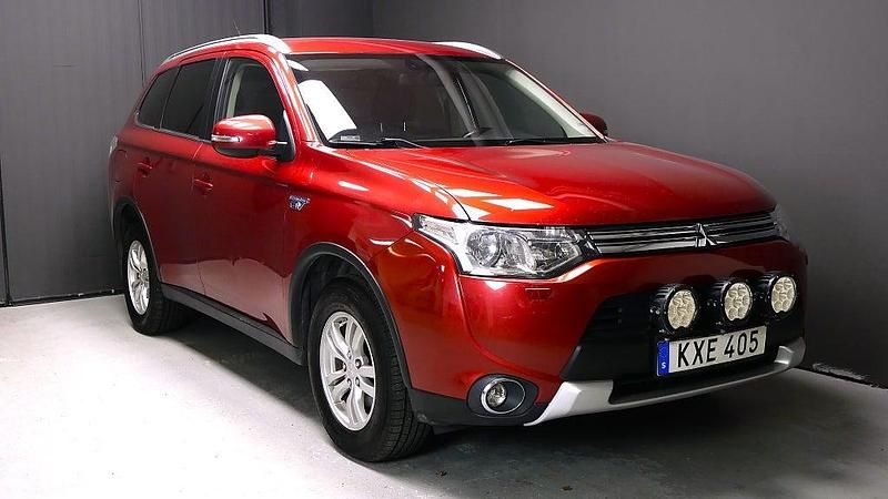 Mörkröd Begagnad 2015 Mitsubishi Outlander P-HEV Edition SUV | 119 800 kr (Marknadspris) - Bild 1/4