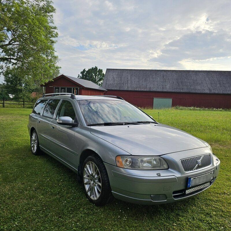 Silver Begagnad 2007 Volvo V70 Standard Kombi | 41 900 kr (Marknadspris) - Bild 1/4
