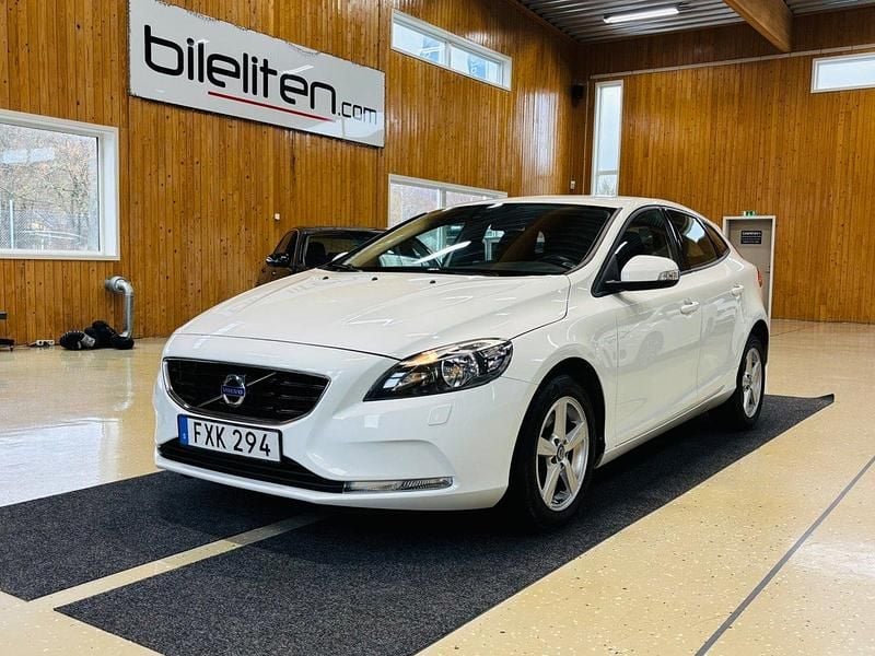 Vit Begagnad 2015 Volvo V40 Kinetic Halvkombi | 119 900 kr (Marknadspris) - Bild 1/4