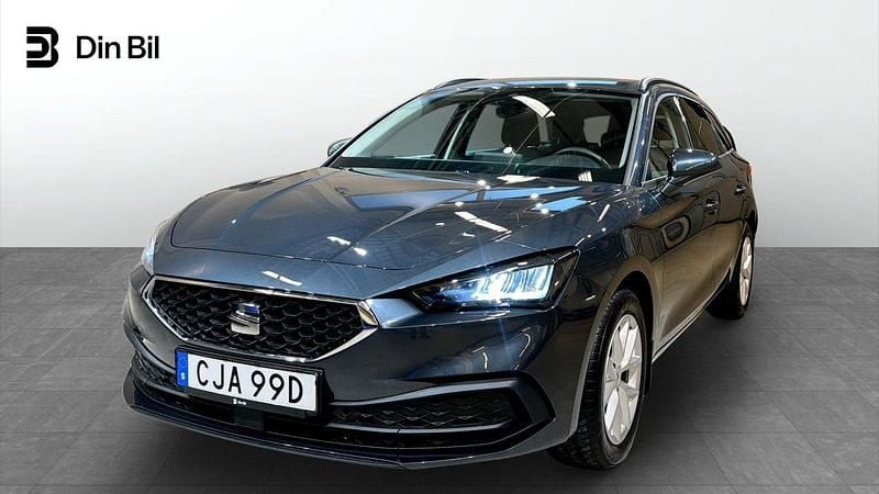 Mörkgrå Begagnad 2025 Seat Leon Style Kombi | 259 900 kr (Marknadspris) - Bild 1/4